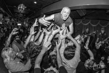 Blag crowd surf Alexa